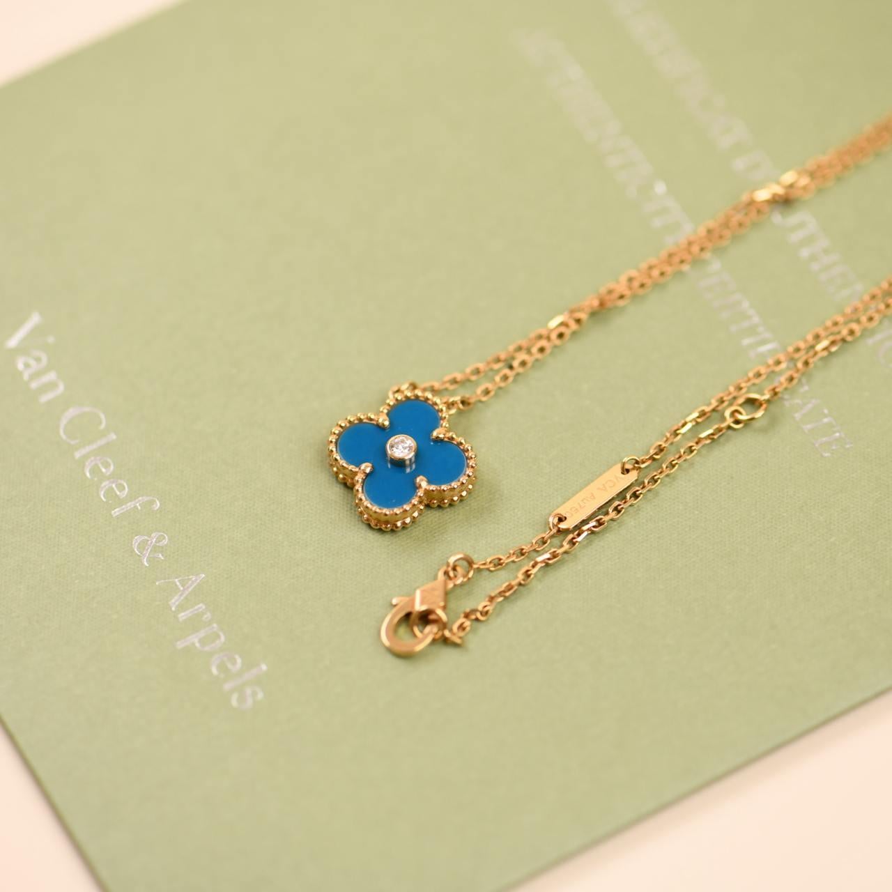 Vacaciones en porcelana de Sevres azul celeste con diamantes de edición limitada Van Cleef & Arpels Corte brillante en venta