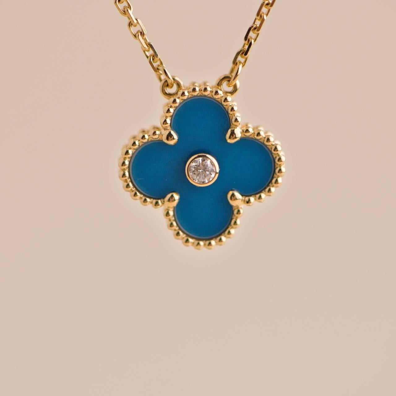 Vacaciones en porcelana de Sevres azul celeste con diamantes de edición limitada Van Cleef & Arpels en venta 1