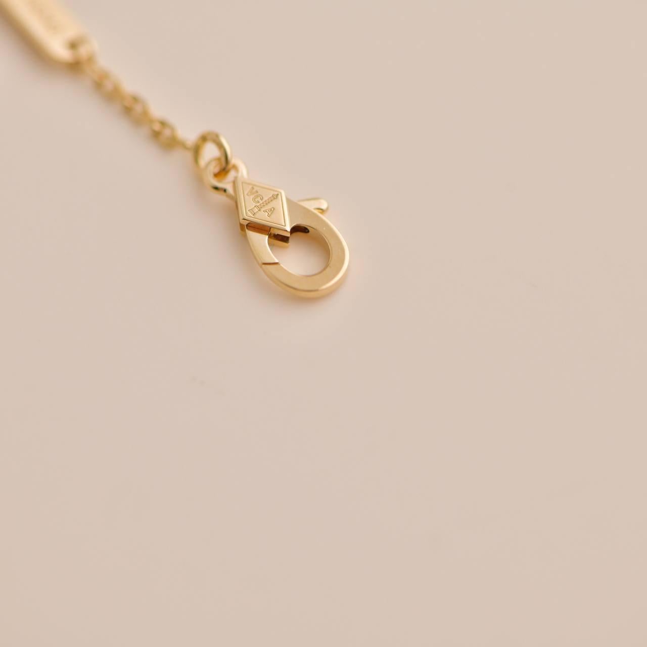 Vacaciones en porcelana de Sevres azul celeste con diamantes de edición limitada Van Cleef & Arpels en venta 3