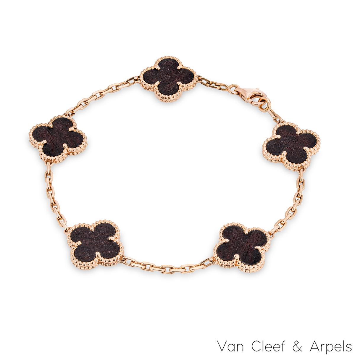 Un bracelet Alhambra Vintage en bois de lettres en édition limitée de Van Cleef & Arpels. Le bracelet présente 5 motifs emblématiques de trèfle à 4 feuilles, chacun étant serti d'un bord perlé et d'une incrustation en bois de lettrage, le tout sur
