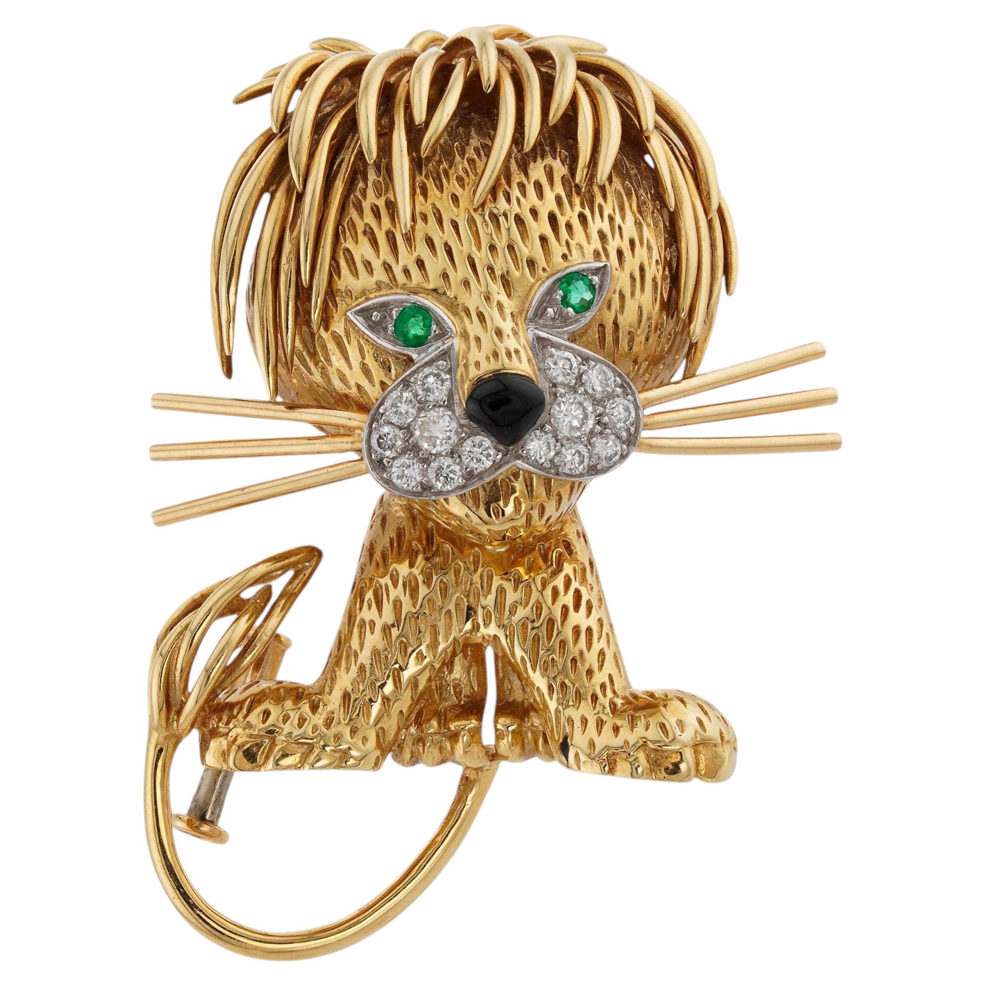 VAN CLEEF & ARPELS Large Lion Diamond Emerald Enamel Yellow Gold Brooch For Sale