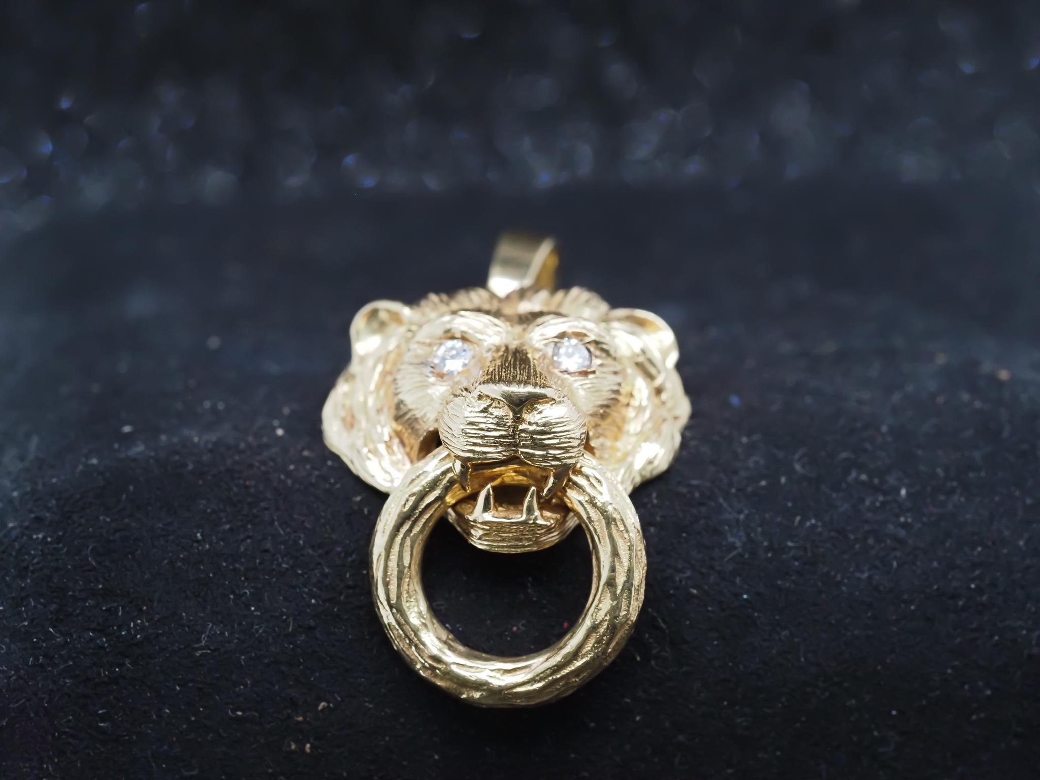 Anno: 1980

Dettagli dell'articolo:
Tipo di metallo: oro giallo 18 carati [con marchio di garanzia e testato]
Peso: 17.7 grammi

Dettagli sui diamanti: Peso totale di 0,20 ct, colore D-E, purezza VS, brillantezza rotonda.

Misura: 1,75 pollici di