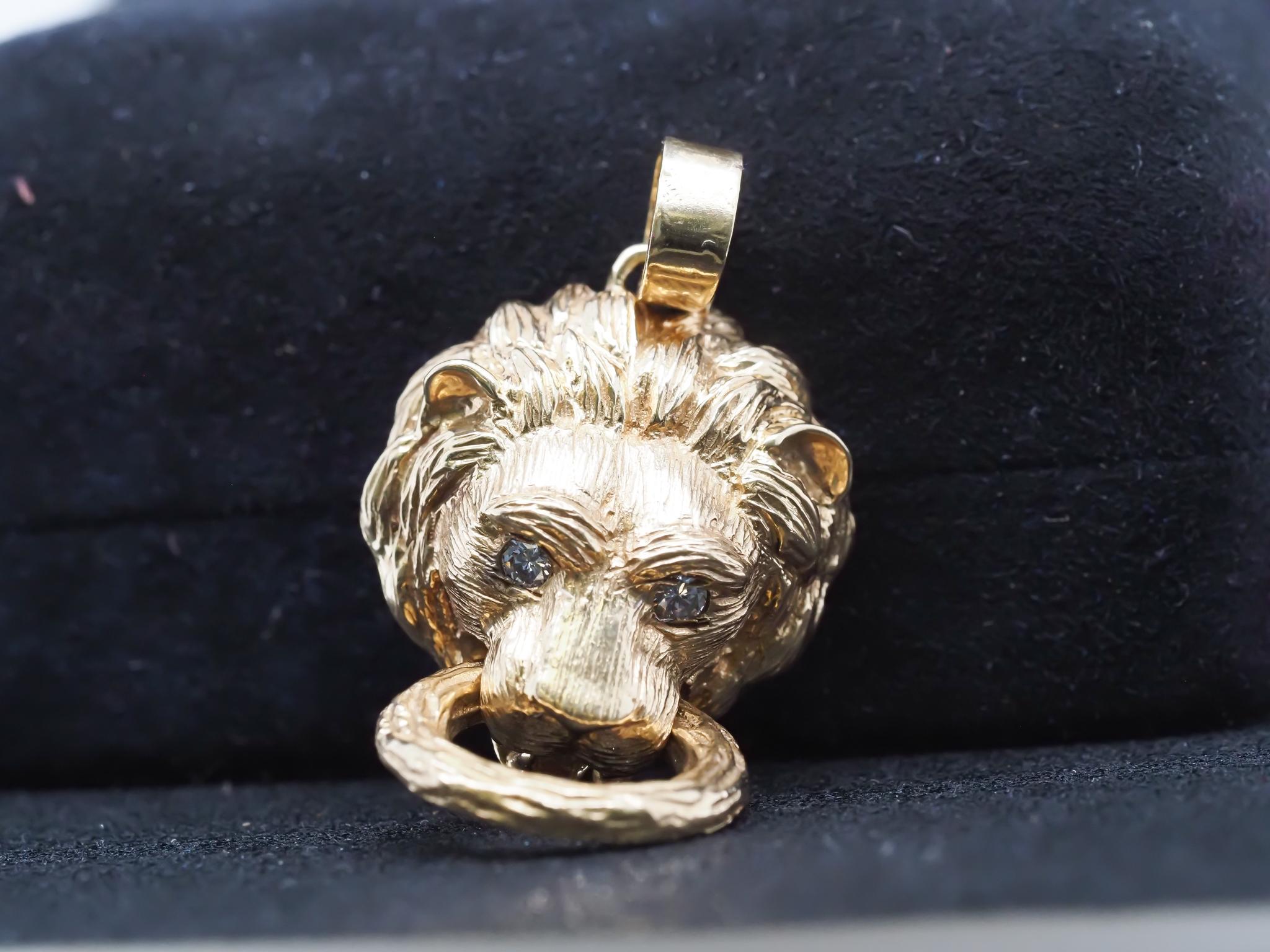 Taglio brillante Ciondolo Van Cleef & Arpels a forma di leone con occhi di diamante in vendita