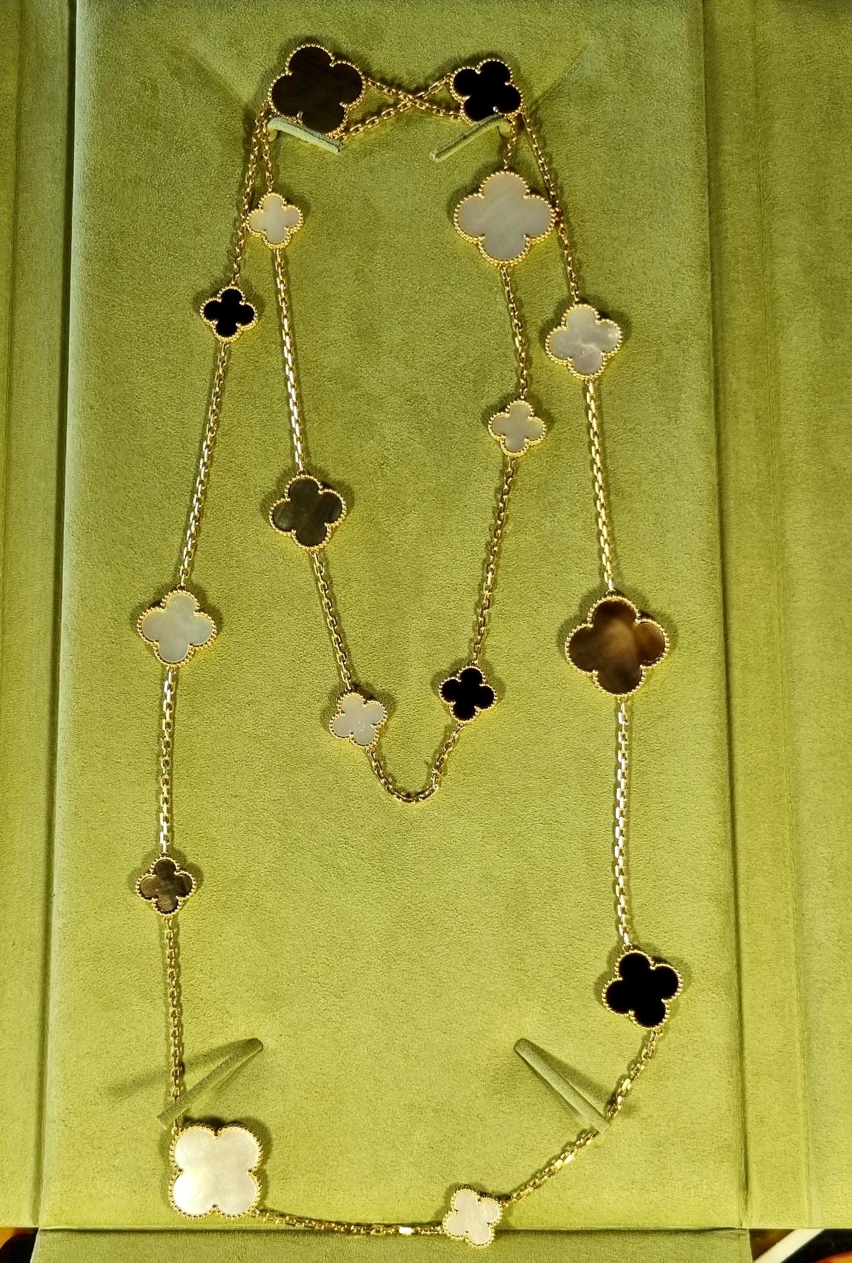 Van Cleef & Arpels Lange Magic Alhambra  Halskette aus Onyx und weißer und grauer Perle  (Zeitgenössisch) im Angebot