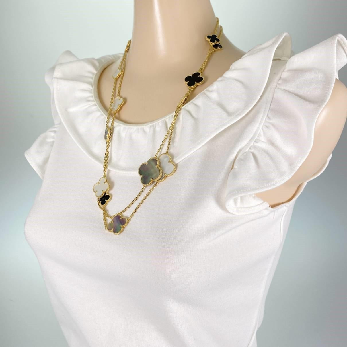 Van Cleef & Arpels Lange Magic Alhambra  Halskette aus Onyx und weißer und grauer Perle  (Halbmondschliff) im Angebot