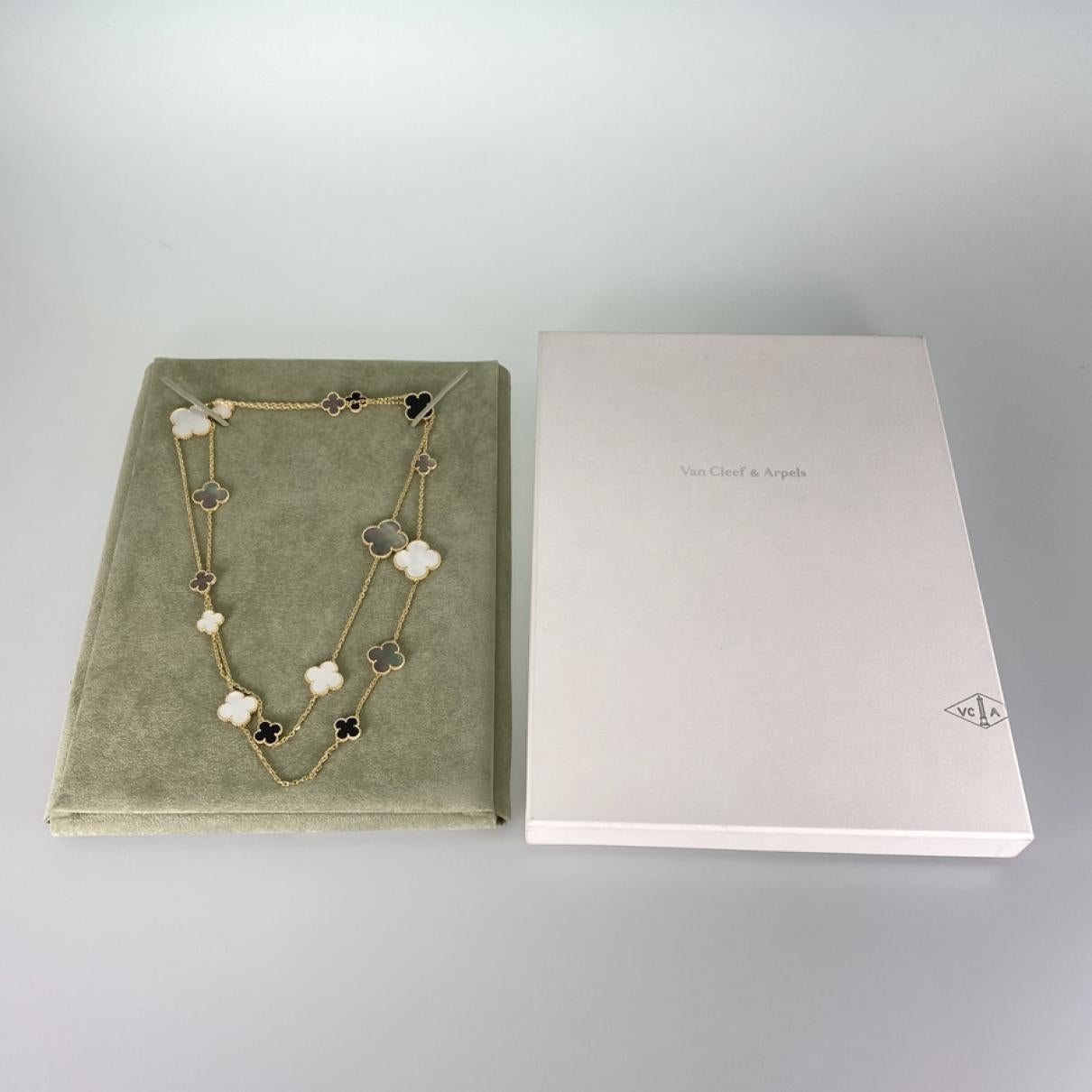 Long Magic Alhambra de Van Cleef & Arpels  Collier d'onyx et de perles blanches et grises  Excellent état - En vente à Bilbao, ES