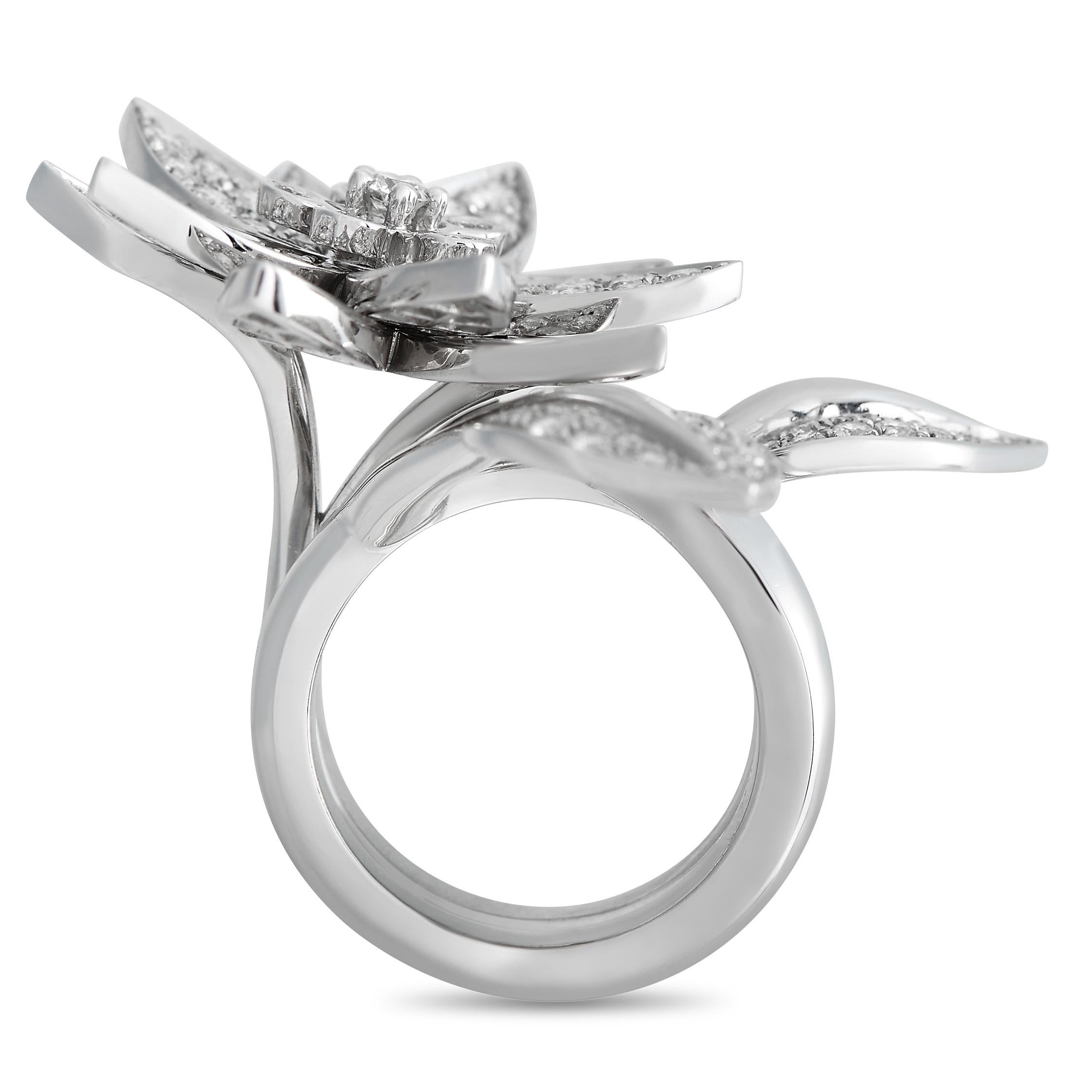 Dieser tadellos gestaltete Lotus-Ring von Van Cleef & Arpels ist ein schillerndes, dynamisches Kunstwerk. Dieses exquisite Schmuckstück ist mit Diamanten von insgesamt 2,14 Karat (Farbe: E, Reinheit: VVS1) besetzt und verfügt über ein