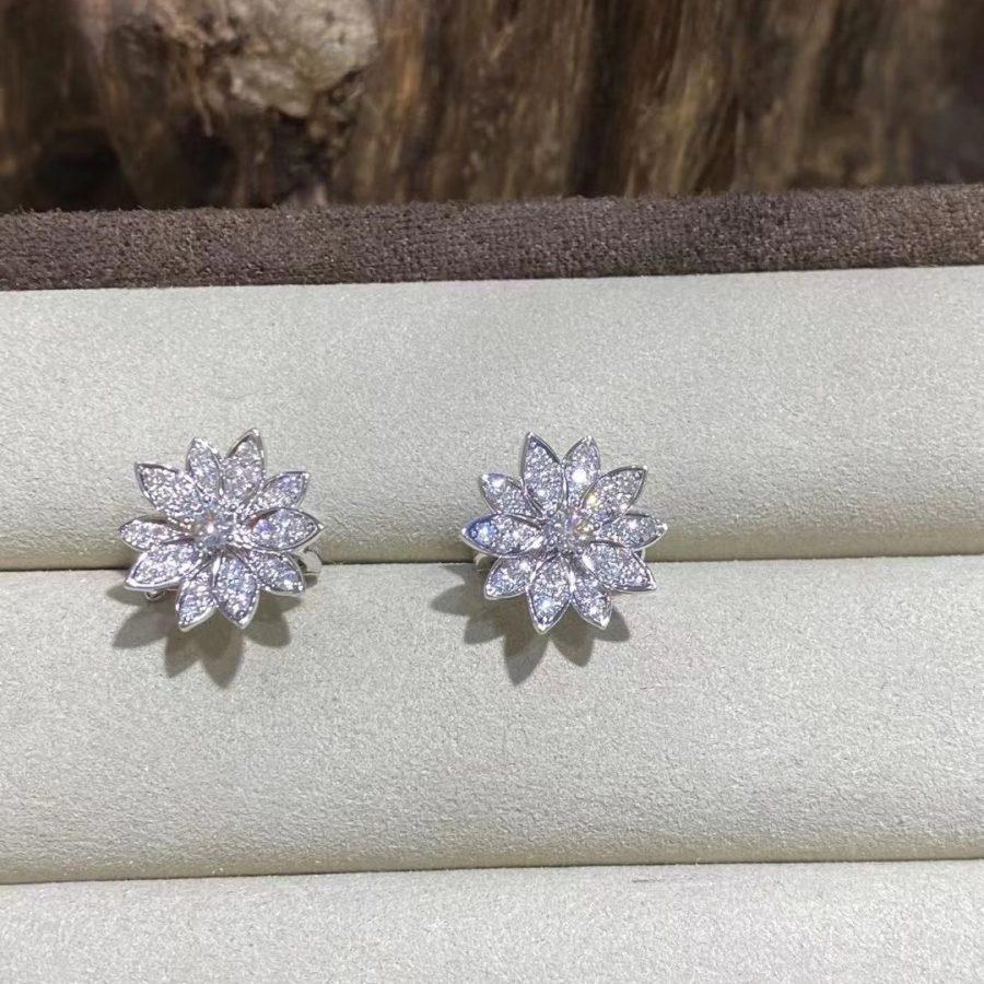 Van Cleef & Arpels Boucles d'oreilles Lotus 3,29 carats de diamant en or blanc 18K

Issues de l'emblématique Collectional Lotus de Van Cleef & Arpels, ces élégantes grandes boucles d'oreilles sont finement réalisées en or blanc 18 carats. Ils sont