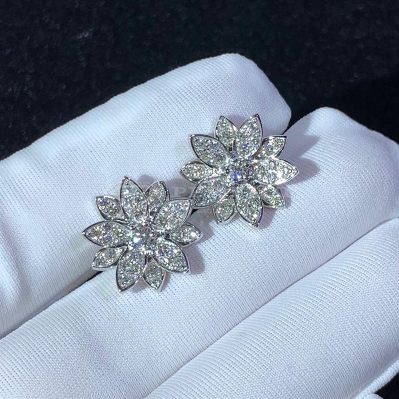 Taille ronde Van Cleef & Arpels Boucles d'oreilles Lotus 3,29 carats de diamants en or blanc 18K en vente