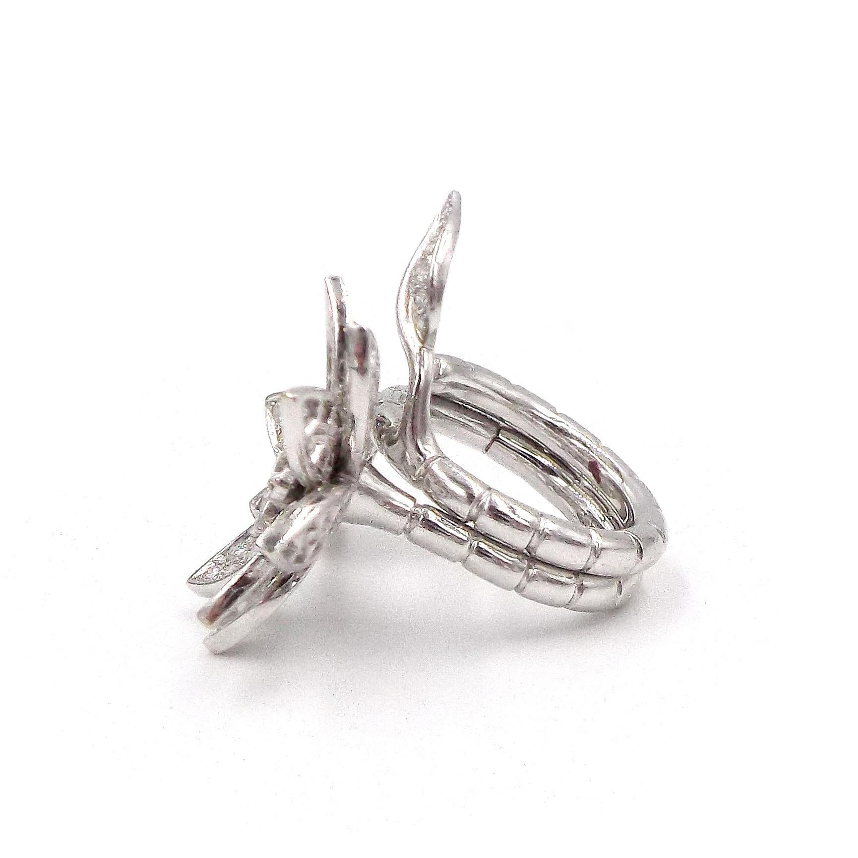 Van Cleef & Arpels Lotus-Ring aus 18 Karat Weißgold mit Diamant zwischen den Fingern (Rundschliff) im Angebot