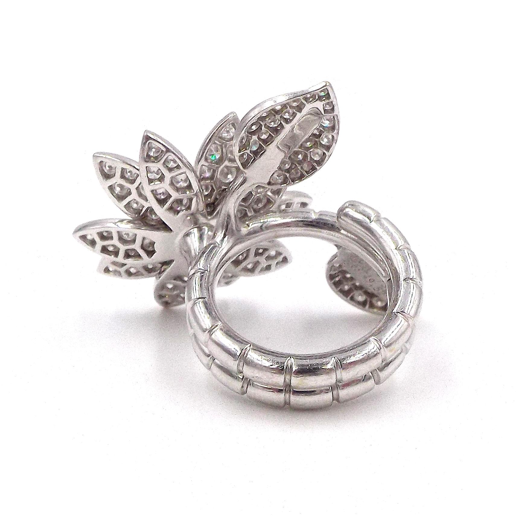 Van Cleef & Arpels Lotus-Ring aus 18 Karat Weißgold mit Diamant zwischen den Fingern im Zustand „Gut“ im Angebot in New York, NY