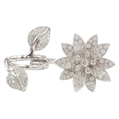 Van Cleef & Arpels Lotus-Ring aus 18 Karat Weißgold mit Diamant zwischen den Fingern