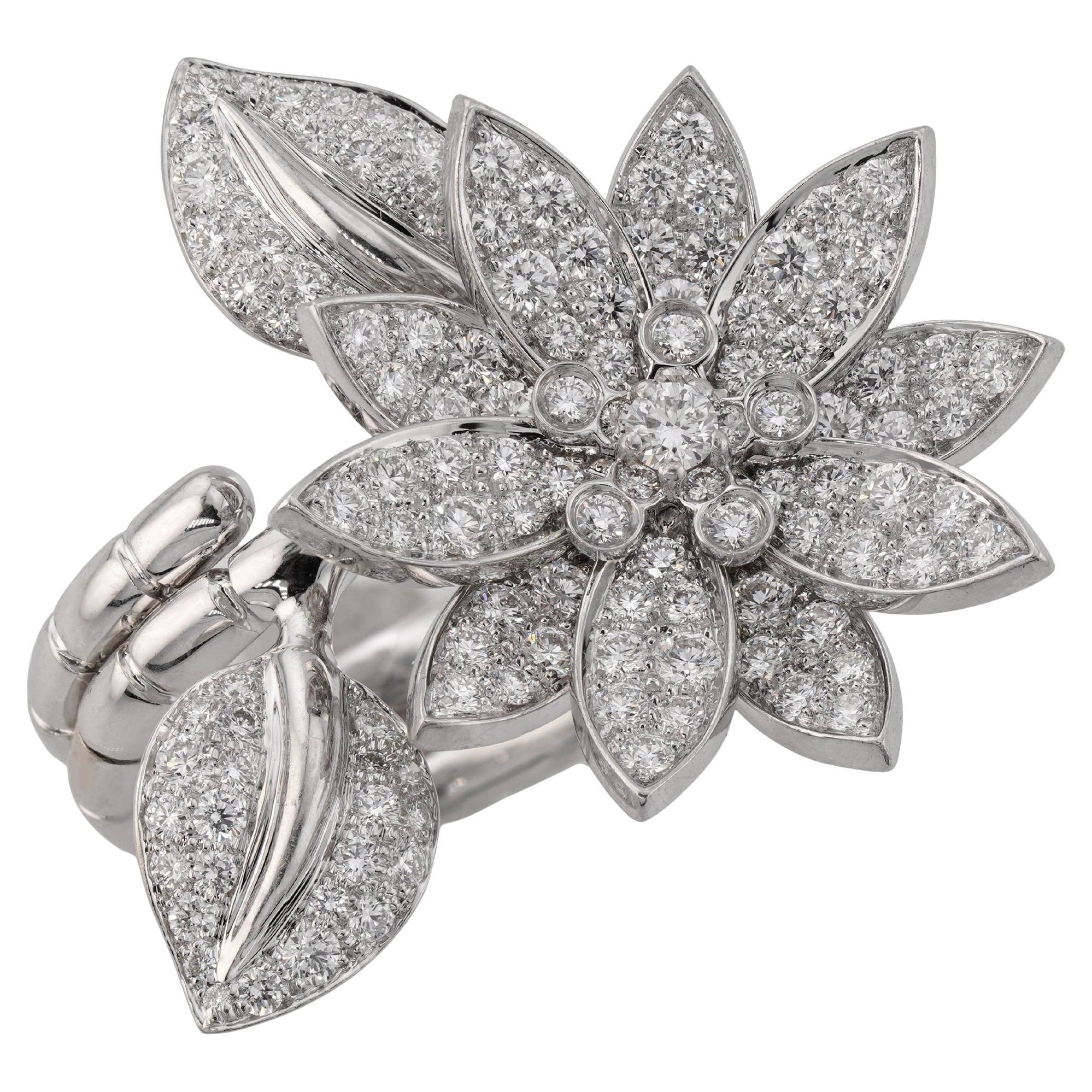 VAN CLEEF 
ARPELS Lotus Between-the-Finger Diamond White Gold Ring en venta