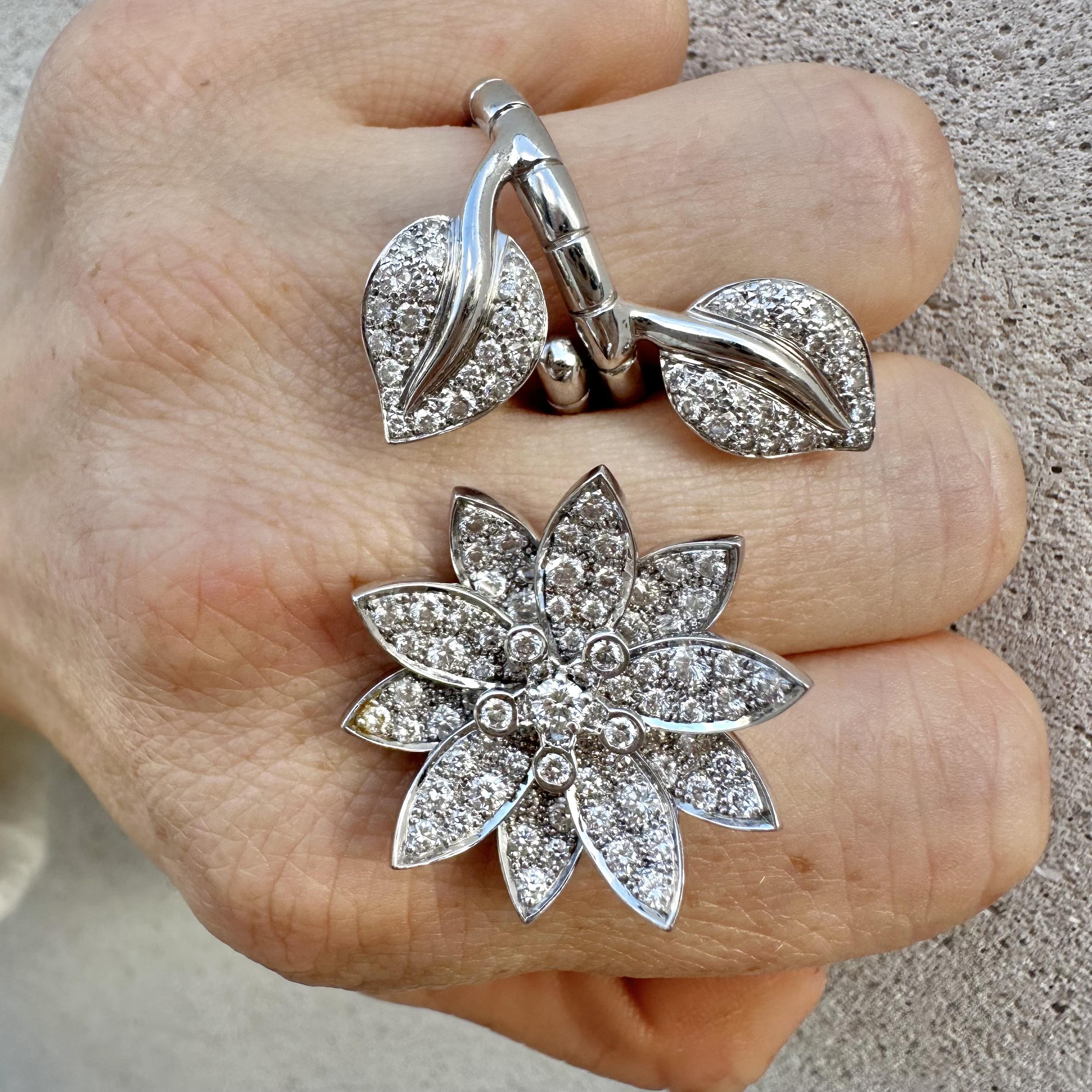 Van Cleef & Arpels Lotus Between the Finger Ring, Size 52 In Good Condition In Miami, FL