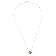 Van Cleef & Arpels Lotus-Diamant-Halskette mit durchbrochenem Anhänger aus 18 Karat Weißgold