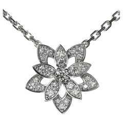 Van Cleef & Arpels Collana con mini ciondolo traforato con diamante Lotus in oro bianco