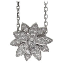 VAN CLEEF & ARPELS, petit collier pendentif lotus en or blanc avec diamants 
