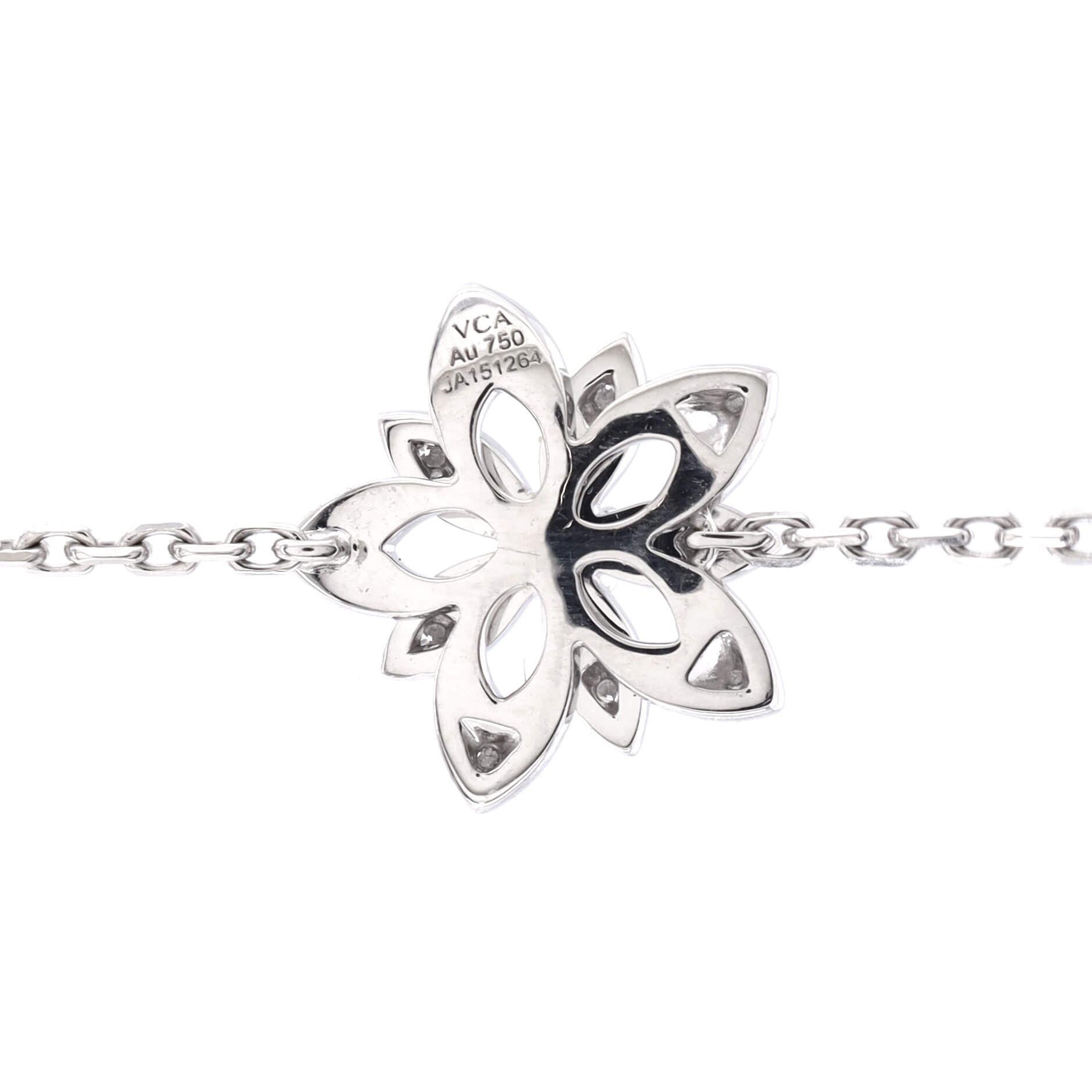 Van Cleef & Arpels Lotus Offenes durchbrochenes Armband aus 18 Karat Weißgold mit Diamanten Mini 1