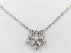 Van Cleef & Arpels Lotus Openwork Mini Diamond Halskette mit Anhänger aus 18 Karat Weißgold