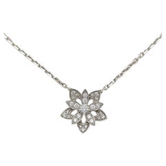 Van Cleef & Arpels Lotus Openwork Mini Diamond Halskette mit Anhänger aus 18 Karat Weißgold