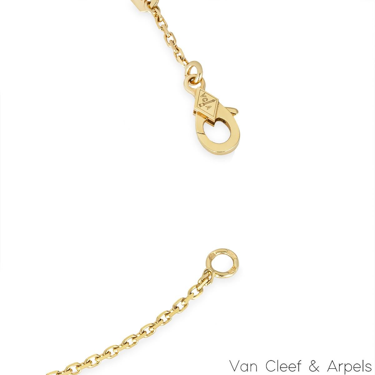 Van Cleef & Arpels, édition limitée 2018, pendentif Alhambra vintage en or et nacre Excellent état - En vente à London, GB