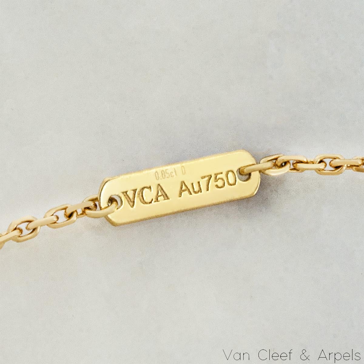 Van Cleef & Arpels, édition limitée 2018, pendentif Alhambra vintage en or et nacre en vente 2