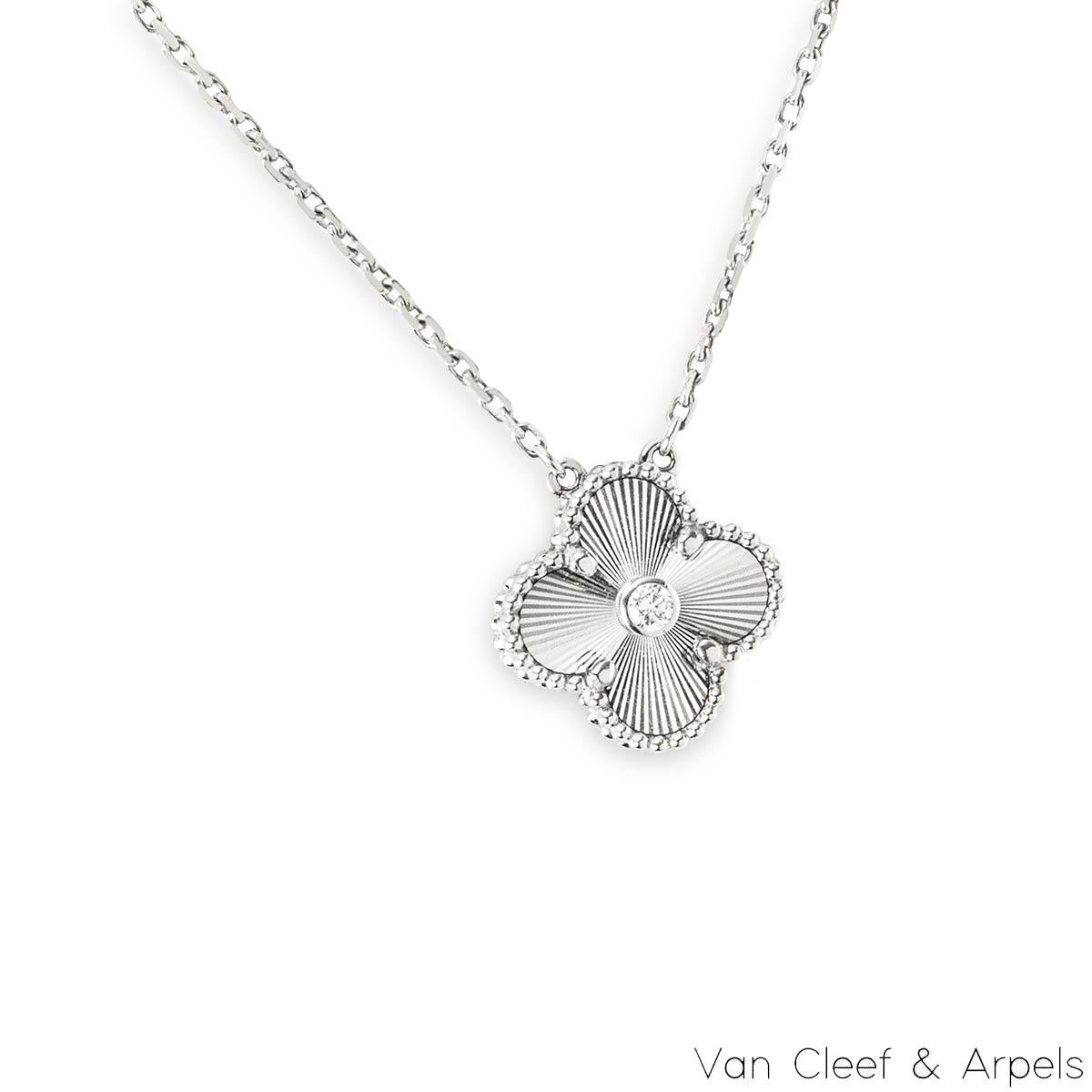 Pendente Van Cleef & Arpels Vintage Alhambra in edizione limitata in oro bianco 18 carati con guilloché e diamanti della collezione Holiday 2020. Il ciondolo presenta un motivo a quadrifoglio con bordi in rilievo e un intarsio guilloché in oro