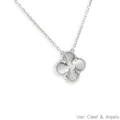 Colgante Van Cleef & Arpels Ltd Ed 2020 Oro Blanco Guilloché Alhambra VCARP6L800