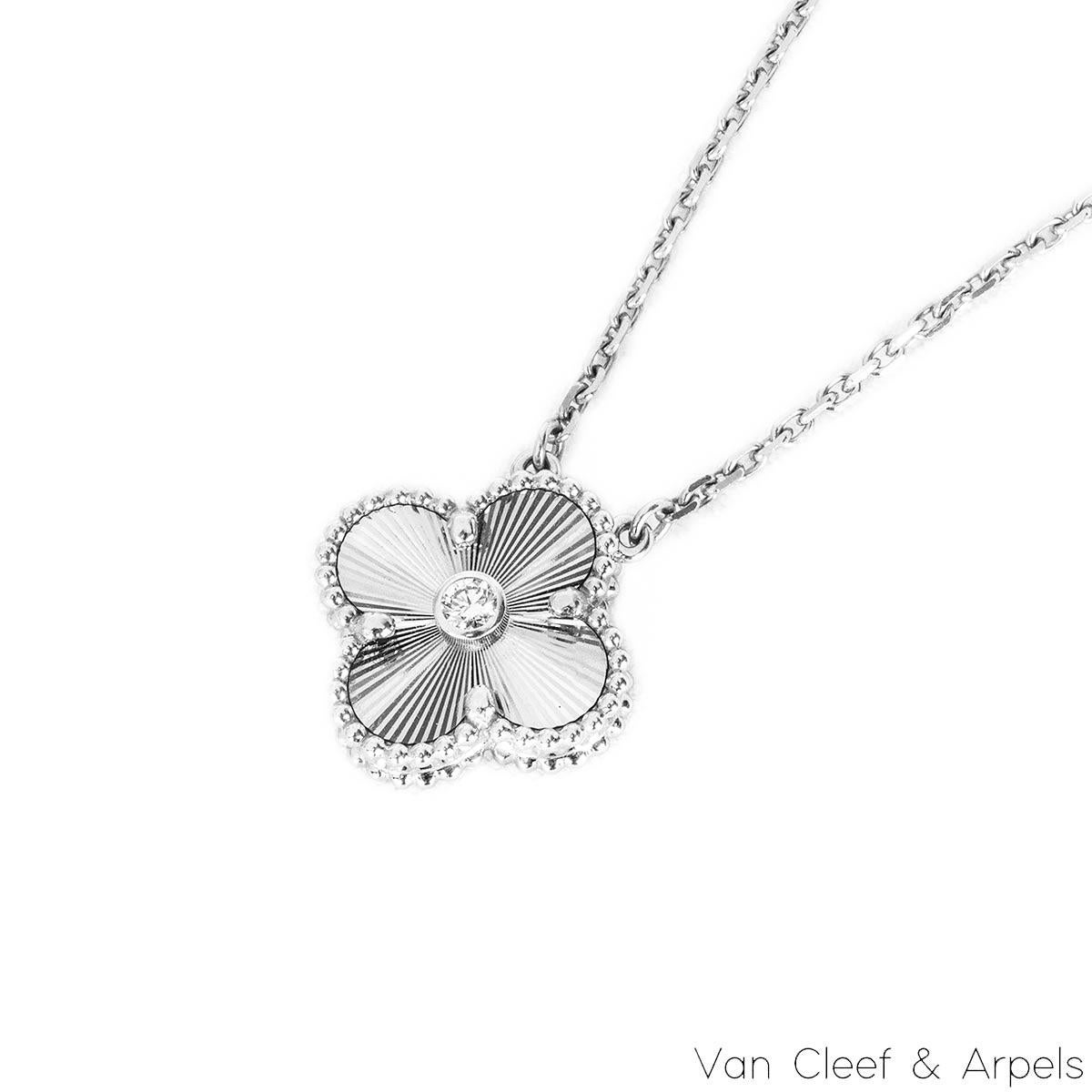 Van Cleef & Arpels Ltd Ed 2020 Ciondolo Guilloche Alhambra in oro bianco VCARP6L800 In condizioni ottime in vendita a London, GB