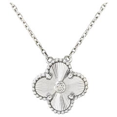 Van Cleef & Arpels Ltd Ed 2020 Pendentif Guilloche Alhambra en or blanc VCARP6L800