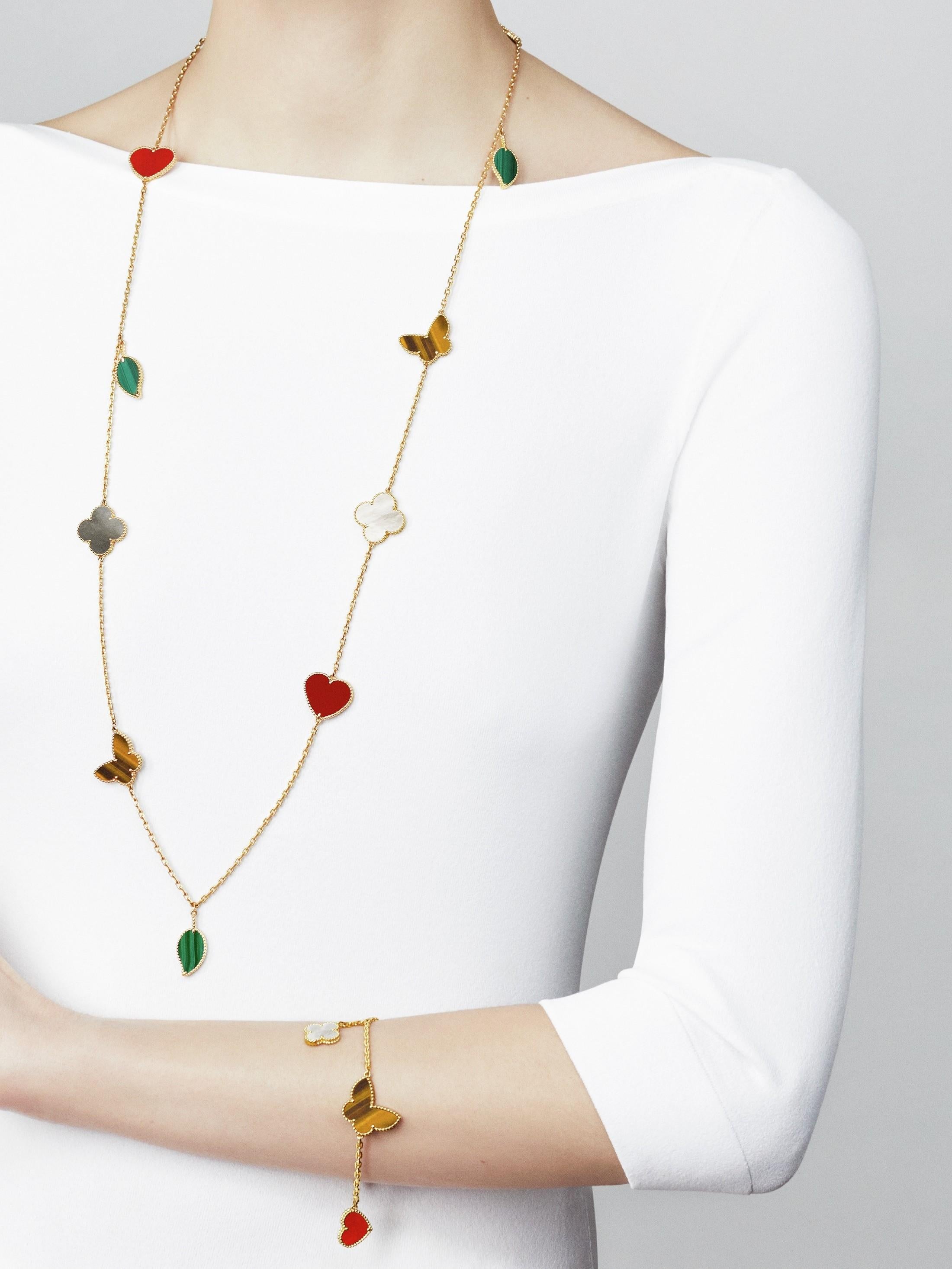 Lucky Alhambra long necklace, 12 motifs, 18K yellow gold, carnelian, tiger’s eye, white and gray mother-of-pearl, malachite.
REF. VCARD80100
Carnelian: 2 stones
Malachite: 3 stones
Mother-of-pearl: 5 stones
Tiger Eye: 2 stones
Concealed clasp in 18K