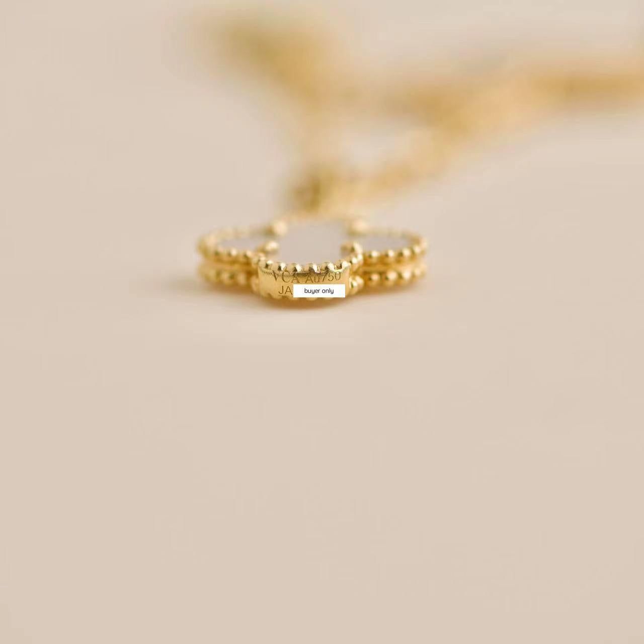 Van Cleef & Arpels Bracelet Lucky Alhambra en or jaune à 4 motifs 3