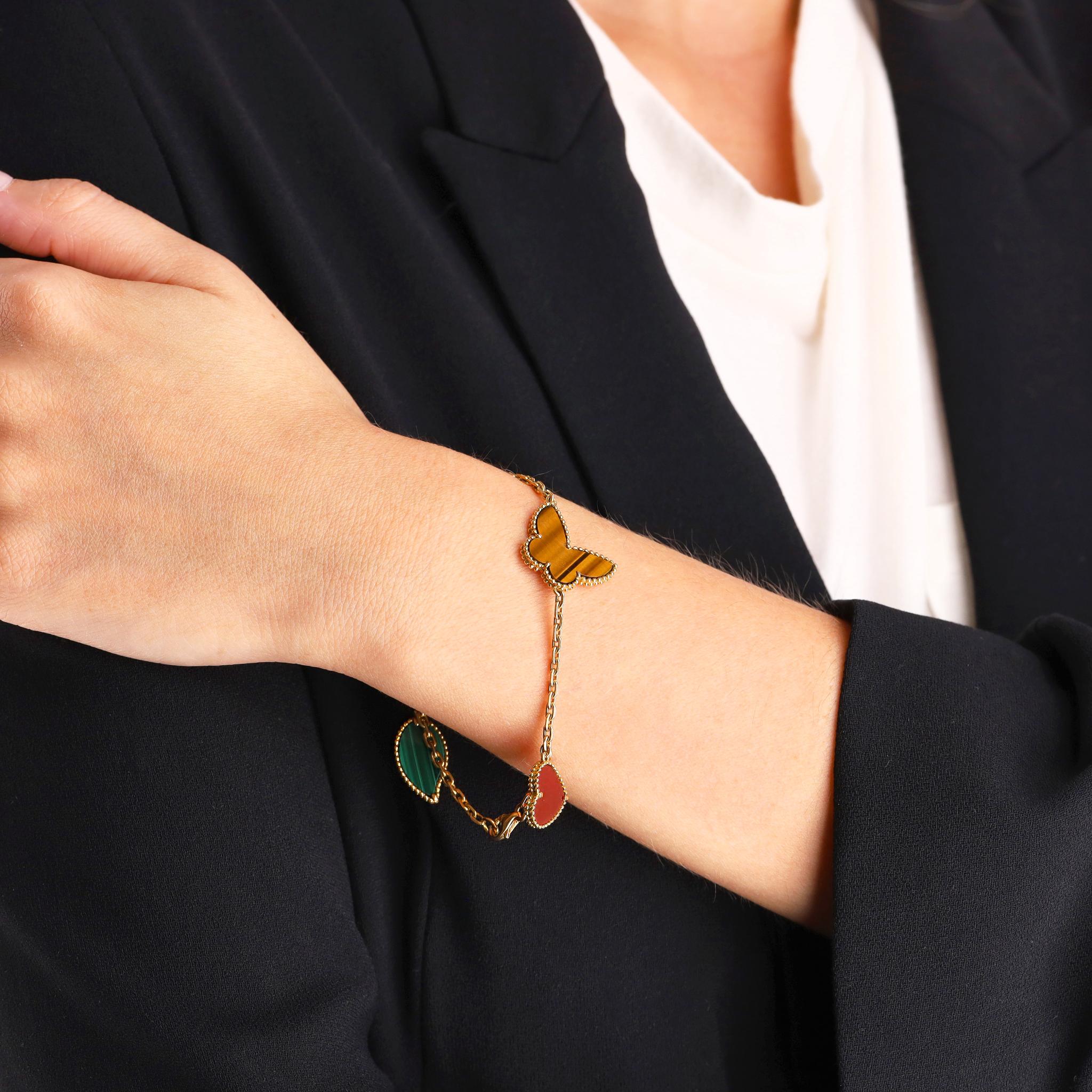 We Adore - Van Cleef & Arpels Bracelet Lucky Alhambra avec quatre motifs sertis en or jaune 18K

Issu de la collection Alhambra, ce bracelet en or jaune 18 carats présente quatre motifs distincts encadrés d'or :

-Coeur en cornaline rouge