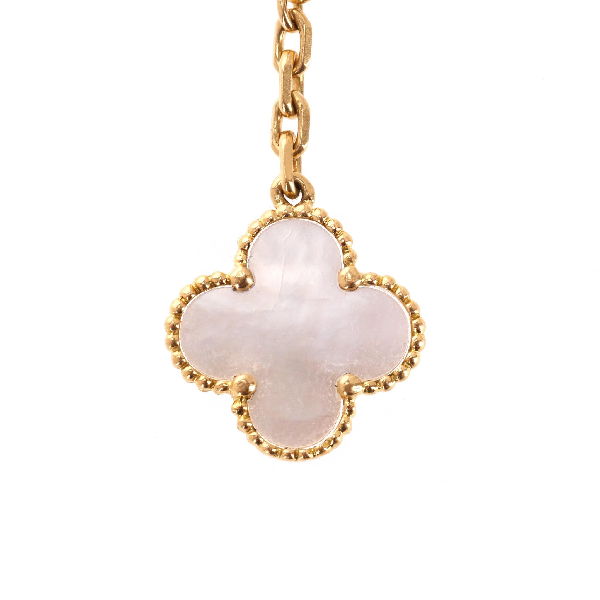 Taille mixte Van Cleef & Arpels Bracelet Lucky Alhambra avec quatre motifs en or 18 carats en vente