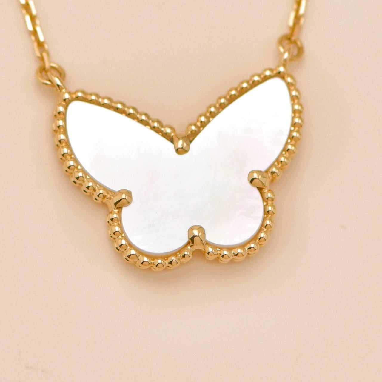 Van Cleef & Arpels Lucky Alhambra Schmetterling Anhänger Halskette Perlmutt 18K im Angebot 3