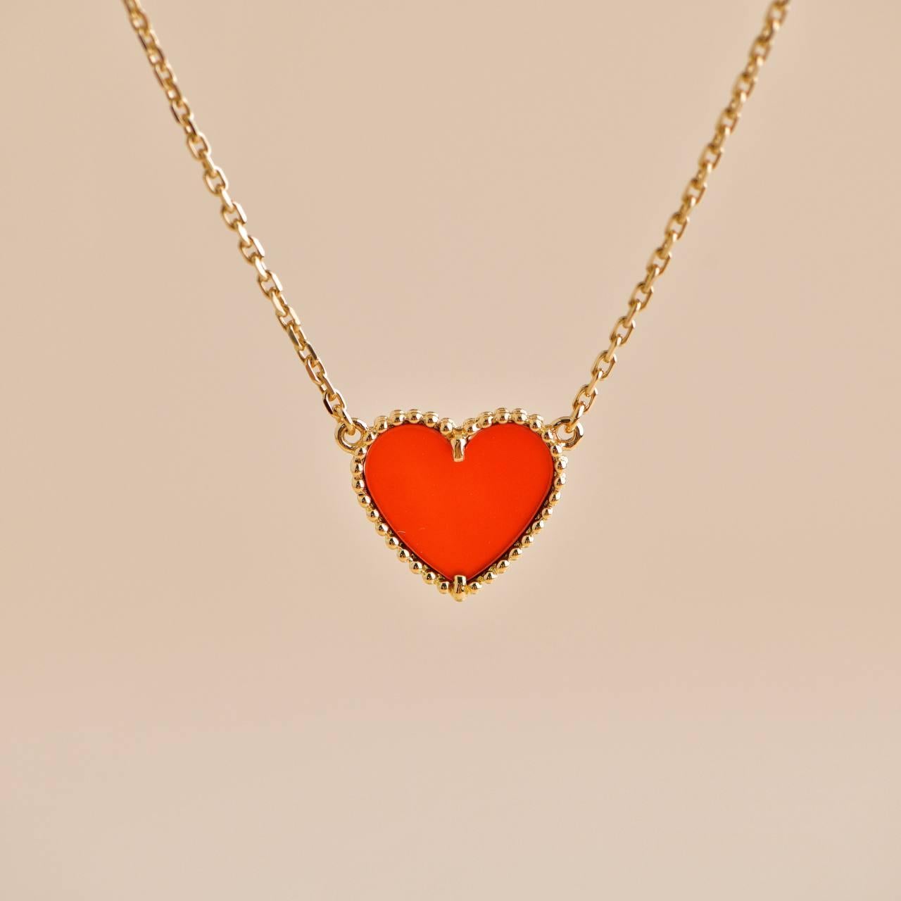 SKU	AT-2634
Comes With	Pouch Only
Model	VCARD98800
Serial Number	BL******
Metal	18k Yellow Gold
Stones	Carnelian
Weight	Approximately 4.62 g
Length	Approximately 42 cm
Width	Approximately 1.5
