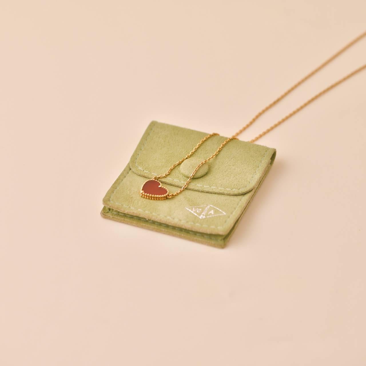 SKU	33301379
Comes With	Pouch Only
Model	VCARD98800
Serial Number	BL******
Metal	18k Yellow Gold
Stones	Carnelian
Length	Approximately 40 cm
Width	Approximately 1.3 cm
Condition	Excellent
_____________________________________________
If you are