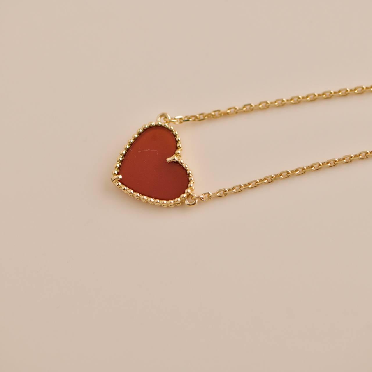 Van Cleef & Arpels Lucky Alhambra Carnelian 18K Yellow Gold Heart Pendant In Excellent Condition In Banbury, GB