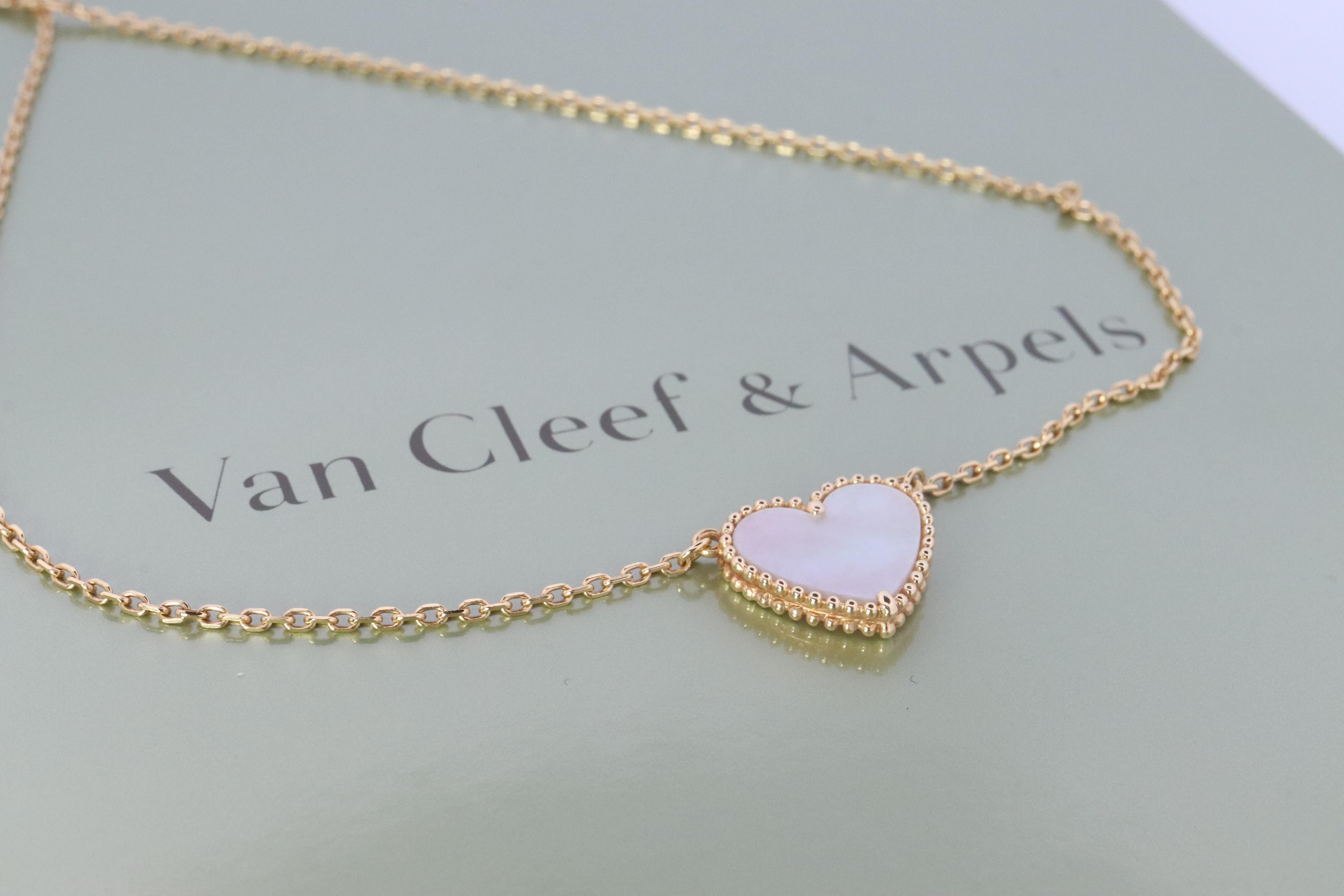 Rara collana Van Cleef & Arpels

Ciondolo Lucky Alhambra Heart Collection.

Oro giallo 18k con madreperla.

Viene fornito con il certificato originale VCA

Condizioni: Ottime condizioni.

Dettagli:

Ciondolo a forma di cuore di 13 mm per 14 mm
4,5
