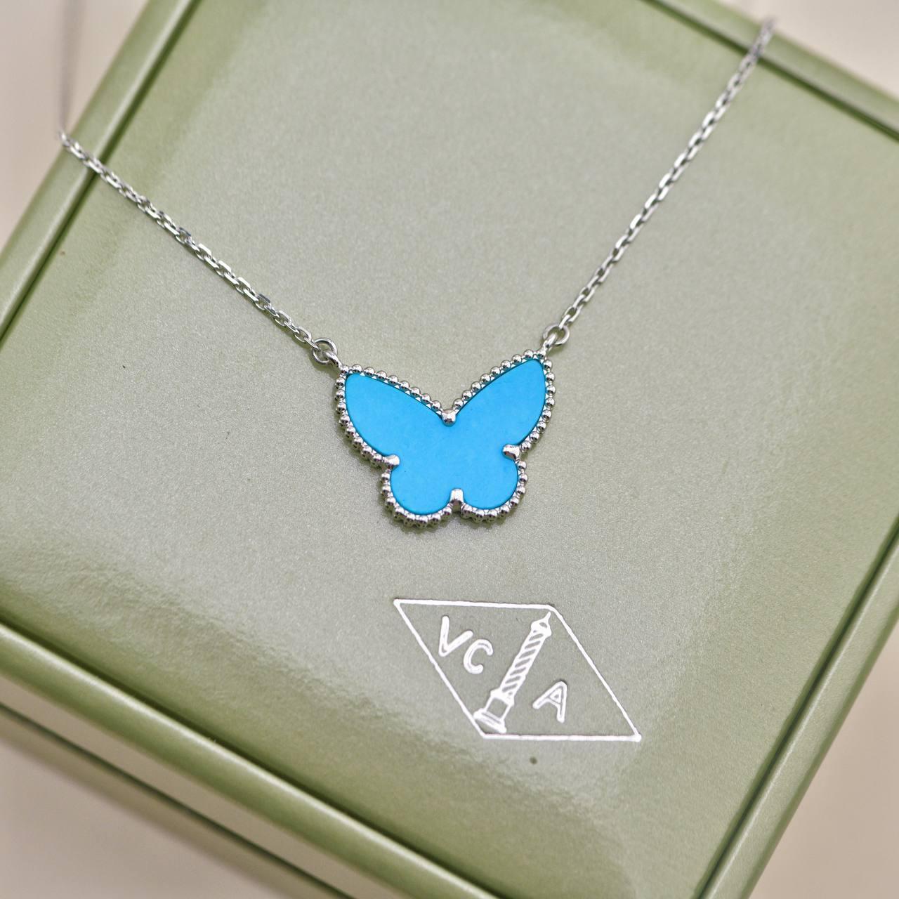 Van Cleef & Arpels Ciondolo con farfalla di turchese Lucky Alhambra in oro bianco 18 carati Nec In condizioni ottime in vendita a Banbury, GB
