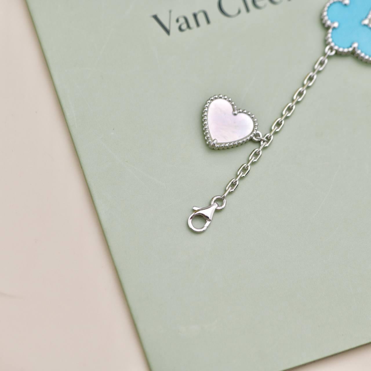 Van Cleef & Arpels Alhambra de la suerte Turquesa Perla Lapislázuli Pulsera de oro de 18 quilates en venta 1