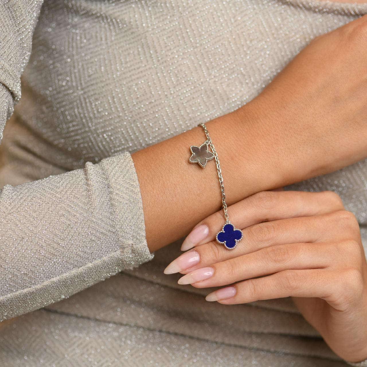 Van Cleef & Arpels Alhambra de la suerte Turquesa Perla Lapislázuli Pulsera de oro de 18 quilates en Excelente estado para la venta en Banbury, GB