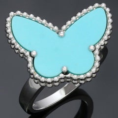 Bague papillon « Lucky Alhambra » en or blanc et turquoise de Van Cleef & Arpels
