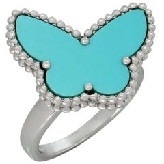 Bague papillon « Lucky Alhambra » en or blanc et turquoise de Van Cleef & Arpels