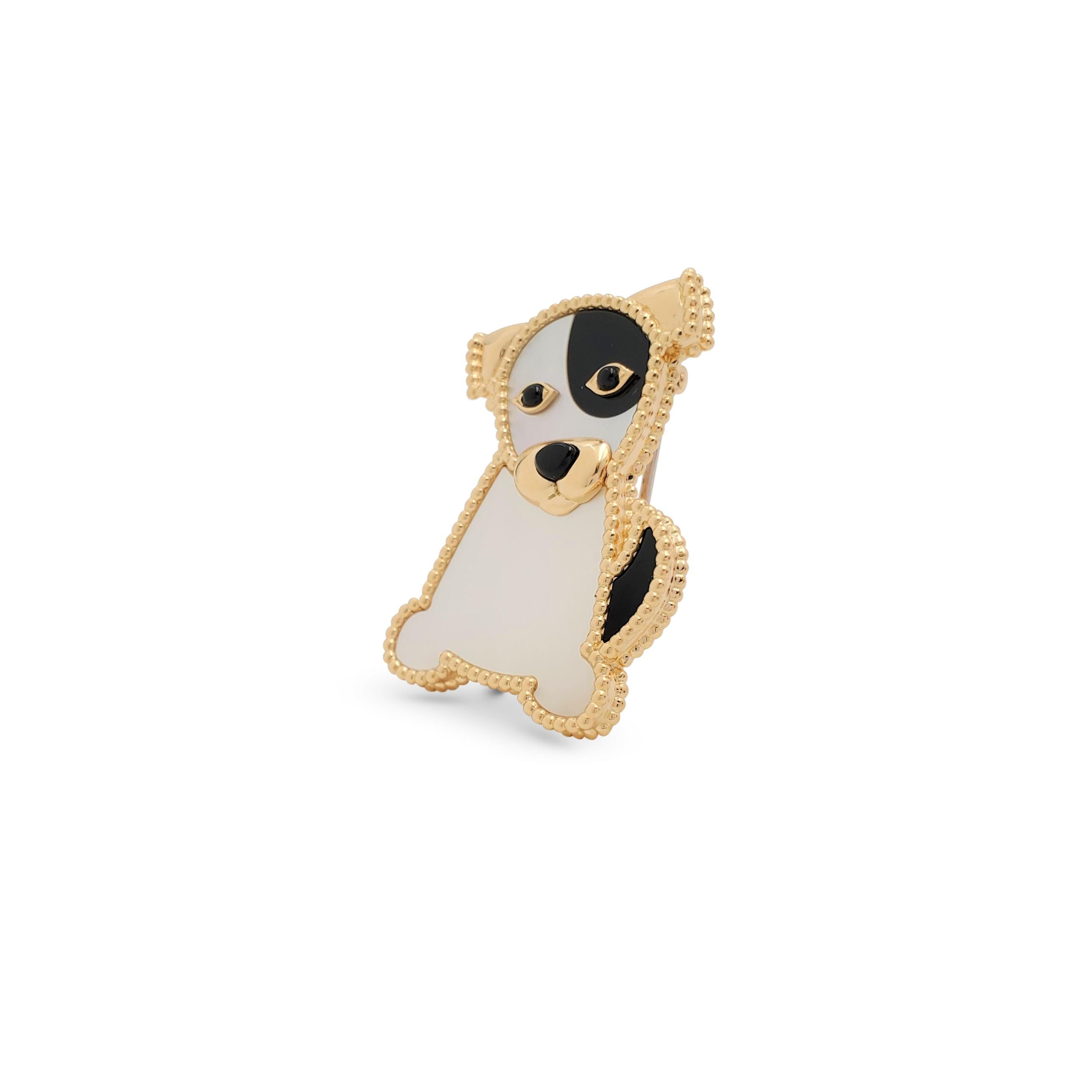 Authentique et charmant clip pour chien Van Cleef & Arpels 'Lucky Animals' en or jaune 18 carats. Pierres de nacre et d'onyx polies assemblées en marqueterie pour former le corps. Chaque pierre est sertie dans un contour de perles d'or rappelant le