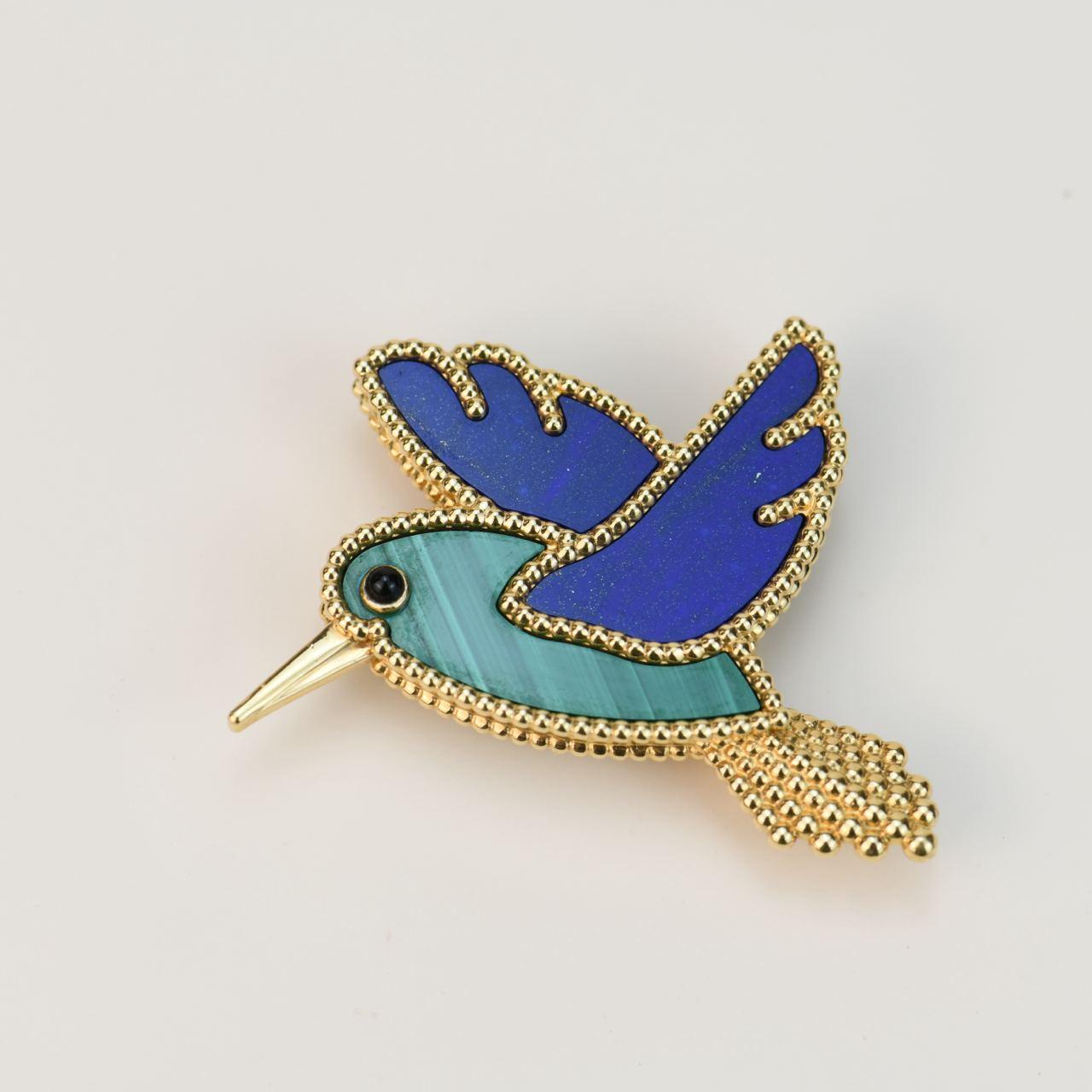 Uncut Van Cleef & Arpels Lucky Animals Lapis Malachite Humming Bird Yellow Gold Brooch For Sale