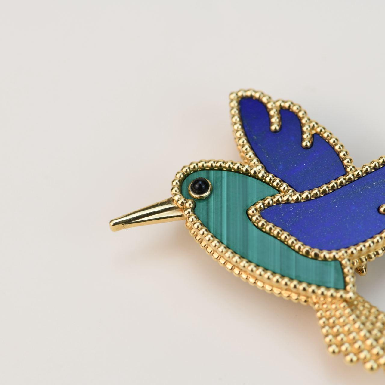 Van Cleef & Arpels Lucky Animals Lapis Malachite Humming Bird Yellow Gold Brooch For Sale 1