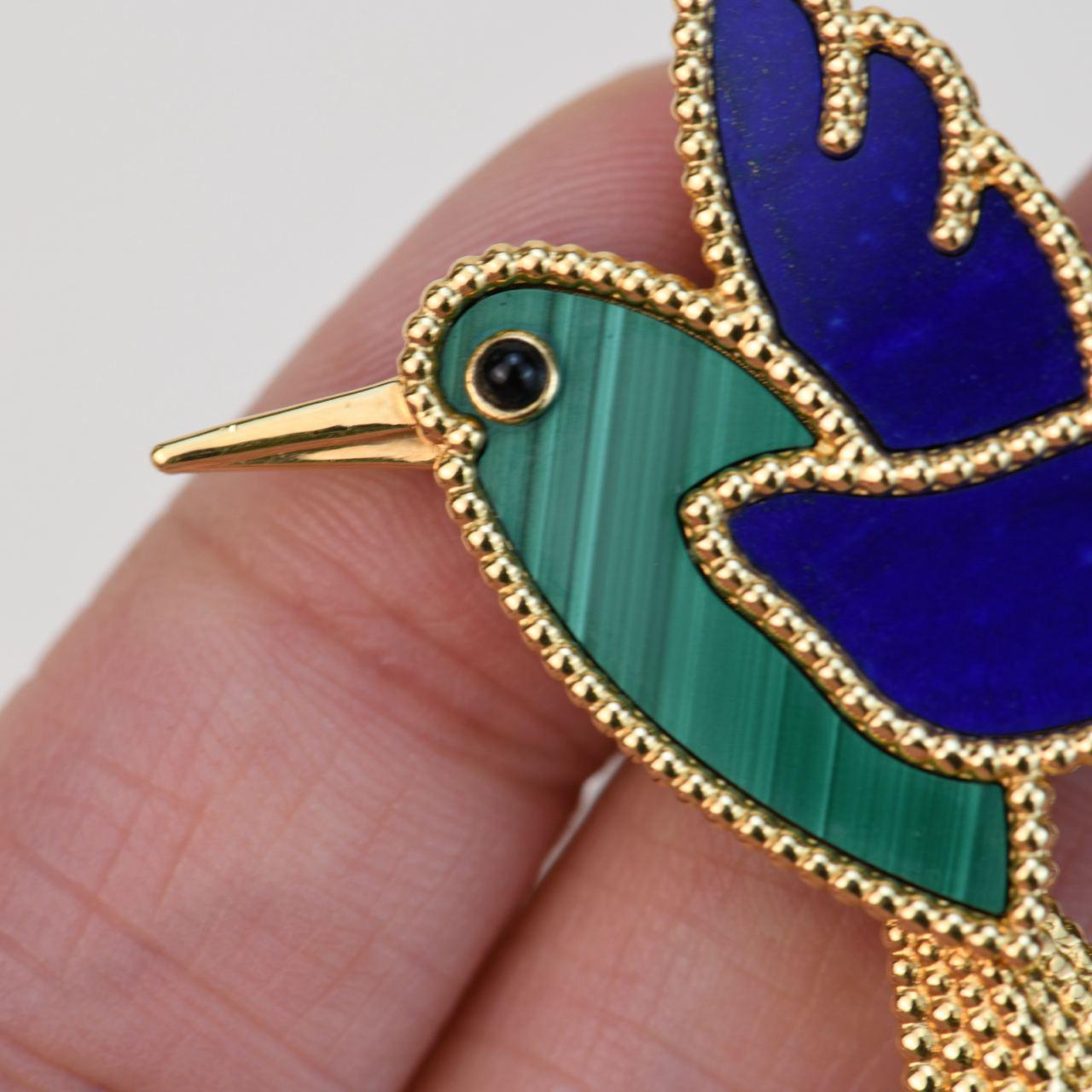 Van Cleef & Arpels Lucky Animals Lapis Malachite Humming Bird Yellow Gold Brooch For Sale 2