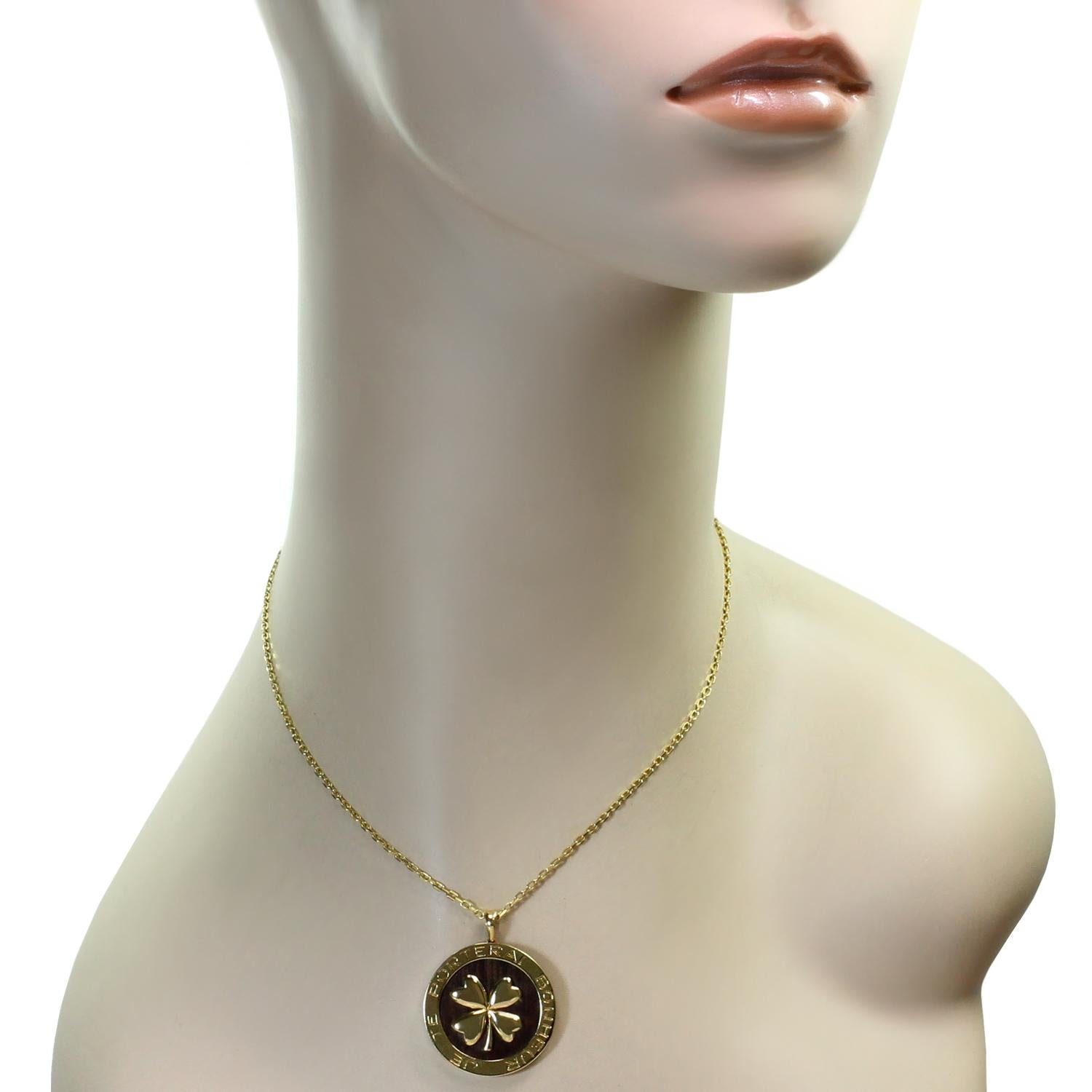 Van Cleef & Arpels Lucky Clover Wood Yellow Gold Pendant Necklace In Excellent Condition In New York, NY