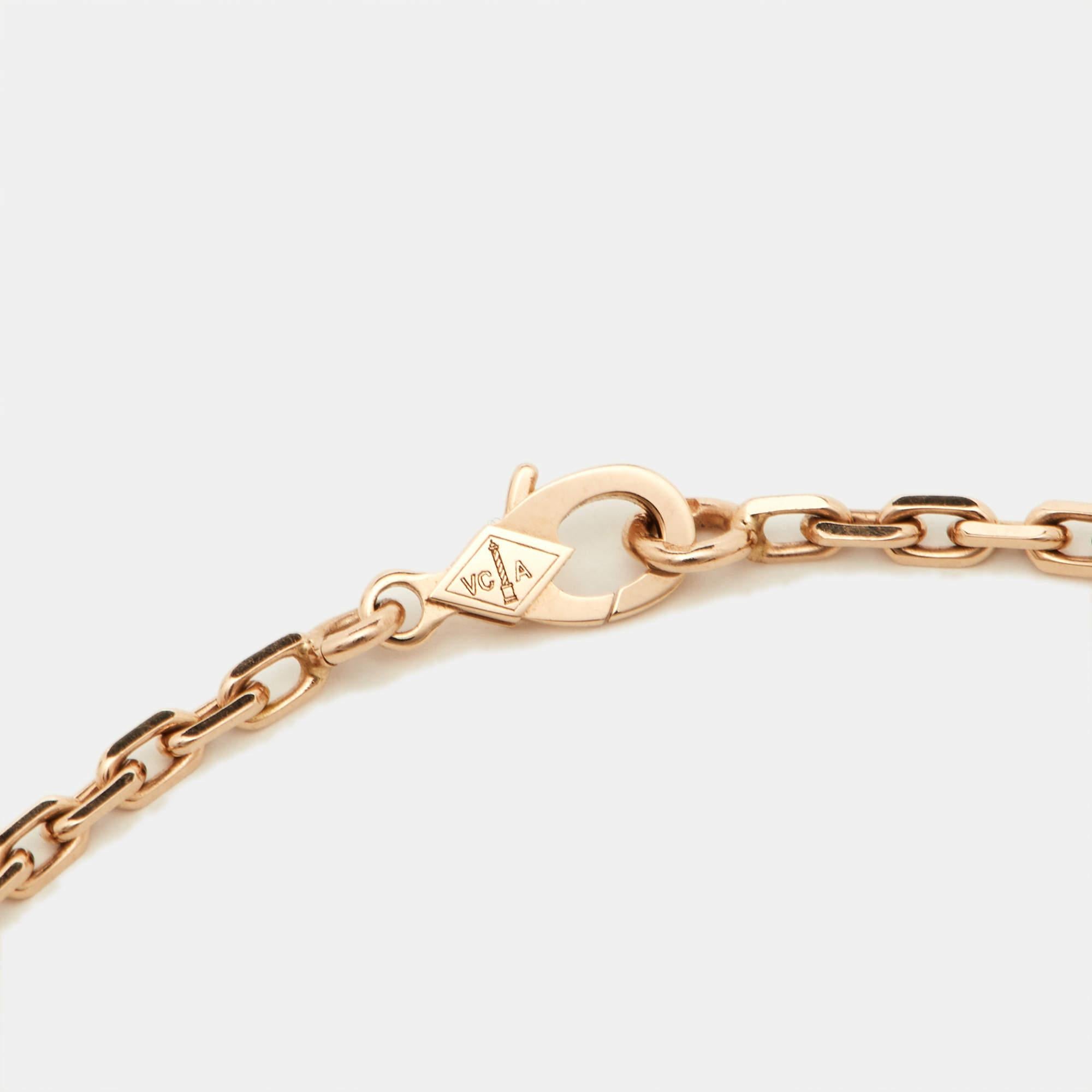 Van Cleef & Arpels, bracelet breloque Lucky Spring 5 à motifs multi-gemmes en or rose 18 carats Excellent état - En vente à Dubai, Al Qouz 2